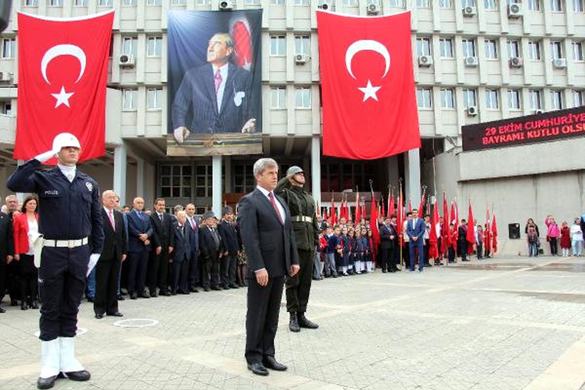 Zonguldak\'taki Törende Temizlik Görevlisi de Saygı Duruşuna Geçti