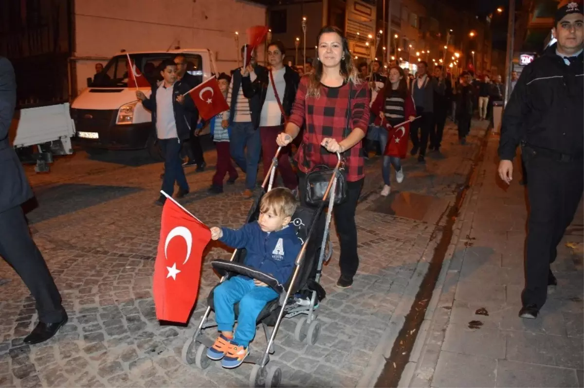 29 Ekim Cumhuriyet Bayramı Dolayısıyla Tokat\'ta Fener Alayı Düzenlendi