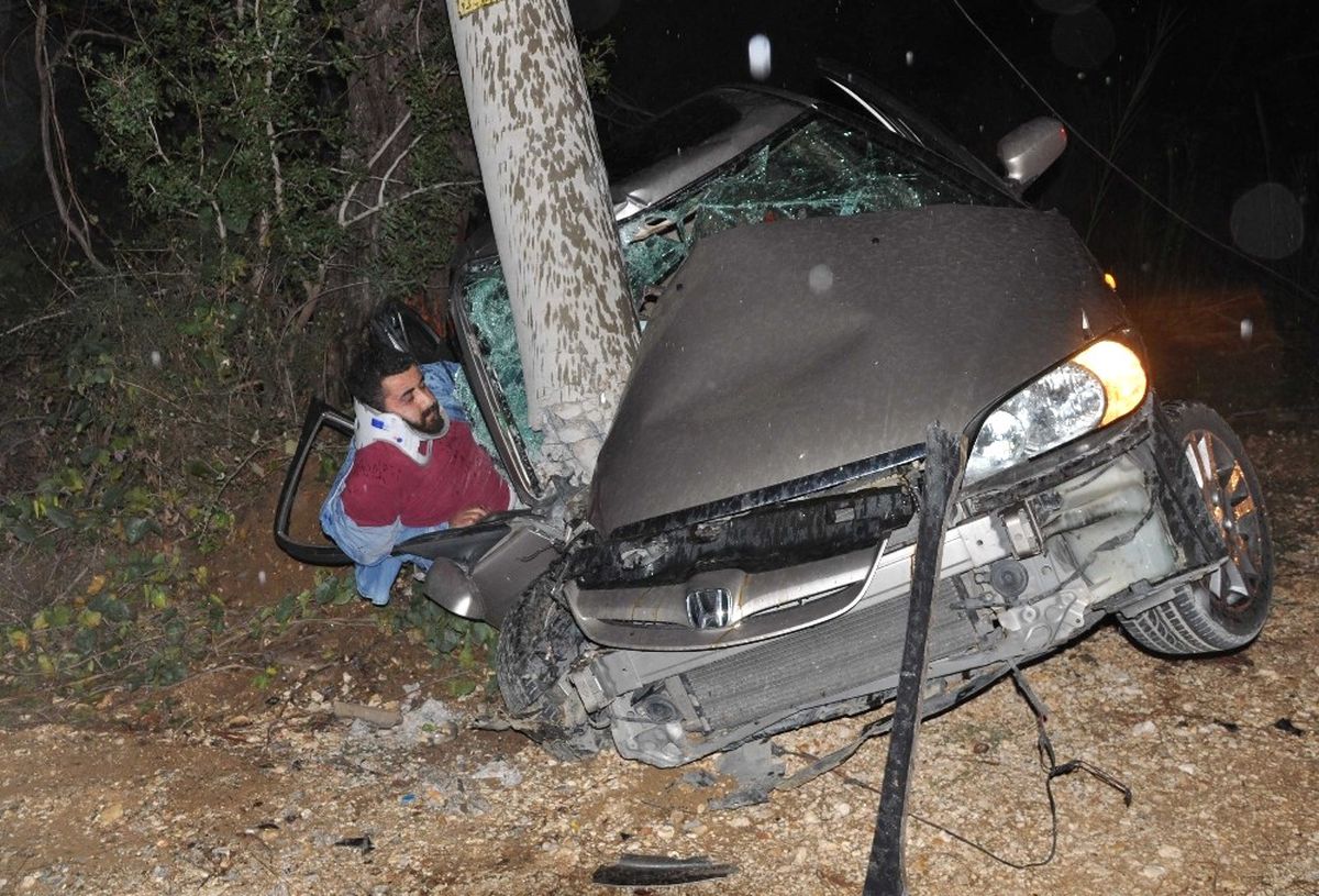 Alkolü Sürücü Elektrik Direğine Çarptı: 4 Yaralı