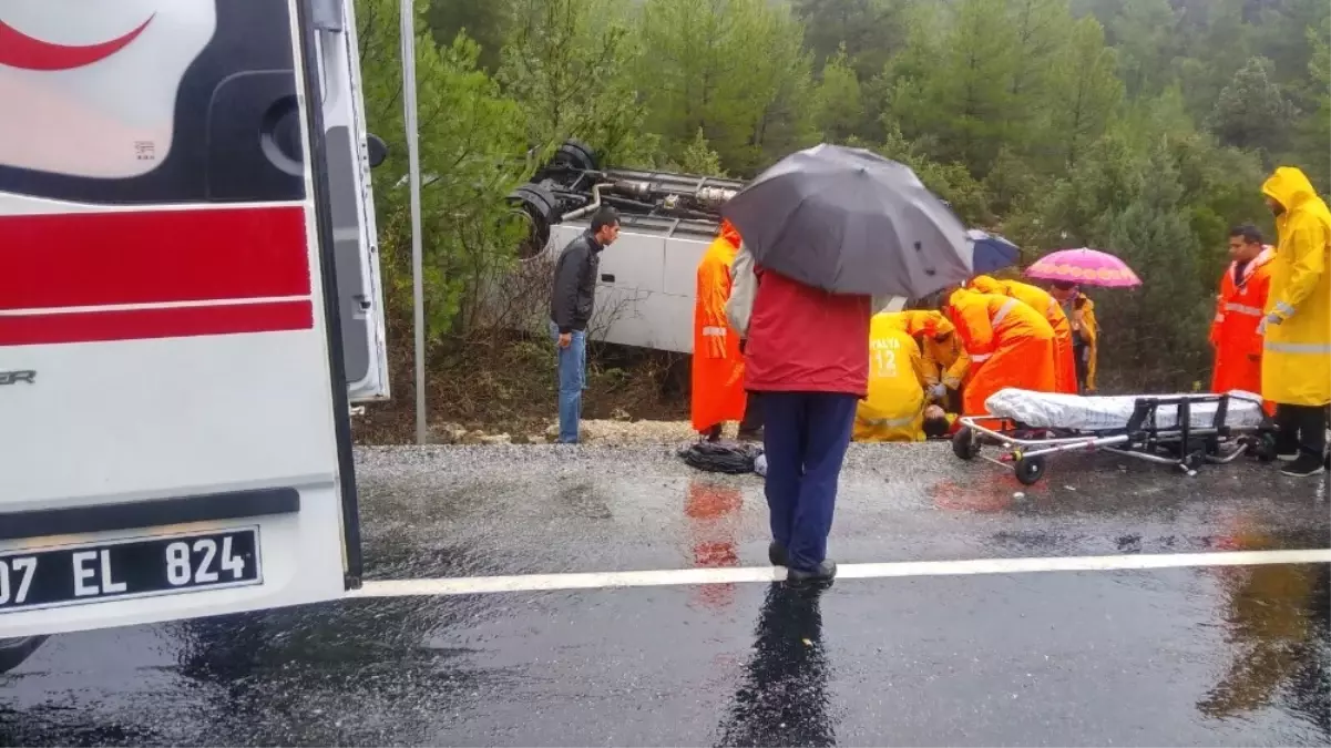 Antalya\'da Tur Otobüsü Devrildi: 15 Yaralı