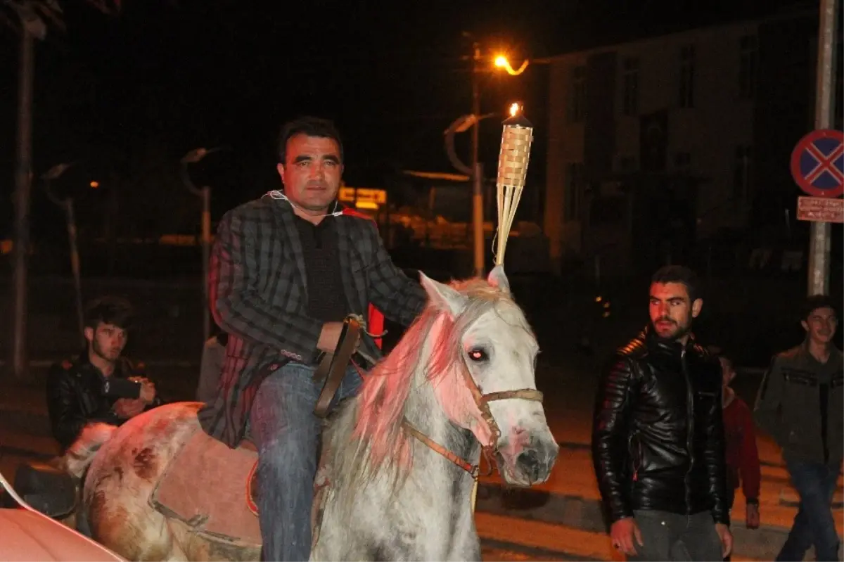 Atlar Eşliğinde Meşaleli Cumhuriyet Yürüyüşü