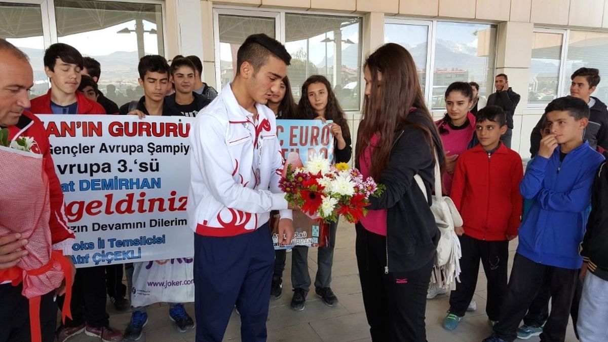 Avrupa Üçüncüsüne Demirhan\'a Görkemli Karşılama