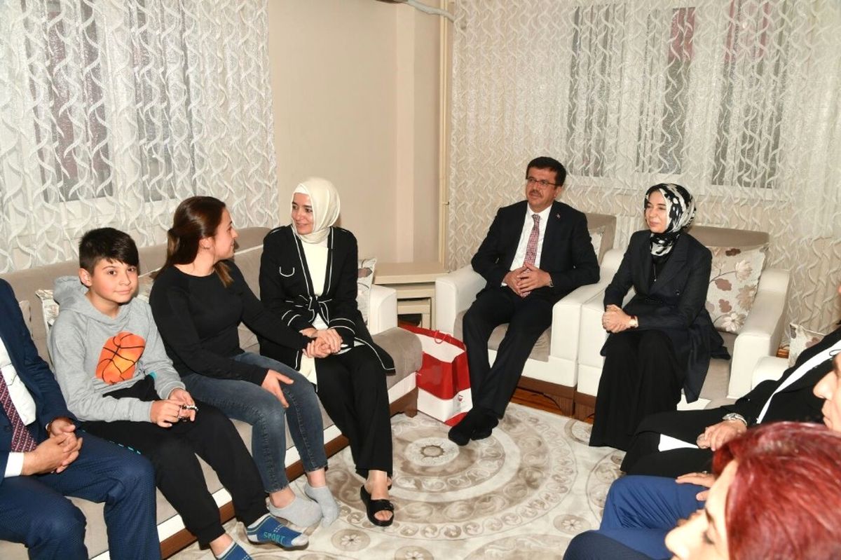 Bakan Zeybekci ve Bakan Kaya\'dan Şehidin Ailesine Ziyaret