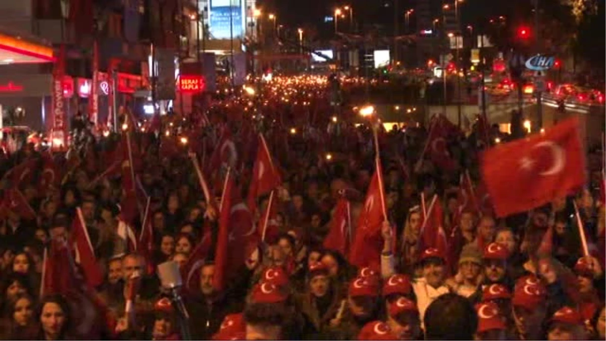 Beşiktaş\'ta 29 Ekim Cumhuriyet Bayramı Fener Alayı ile Kutlandı