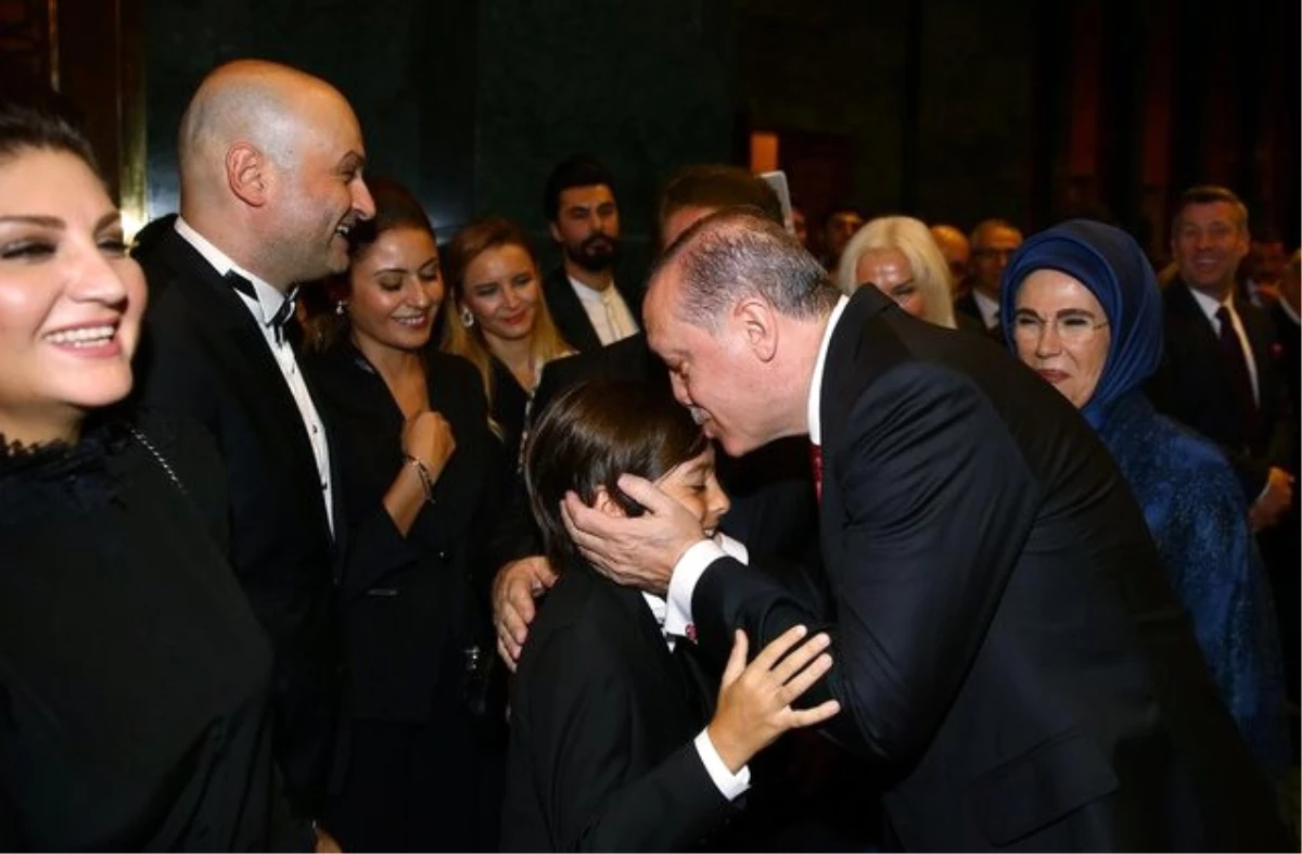 Beştepe\'deki Resepsiyona Ünlüler Akın Etti; Erdoğan, Küçük Konuğuyla Yakından İlgilendi