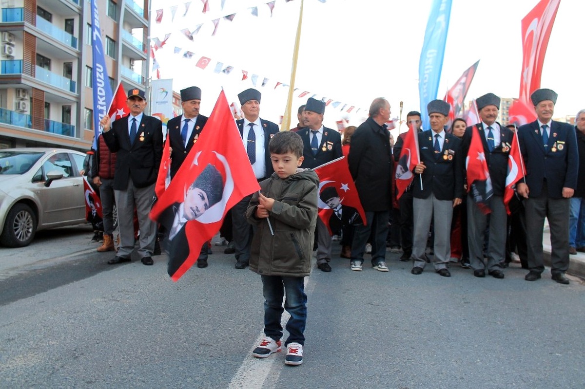 Beylikdüzü\'nde Vatandaşlar Cumhuriyet İçin Yürüdü