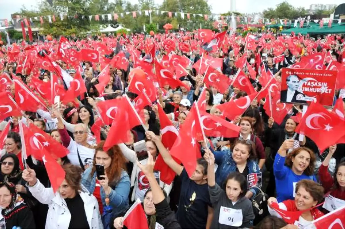 Binlerce Kadın Aynı Anda İstiklal Marşı Okudu