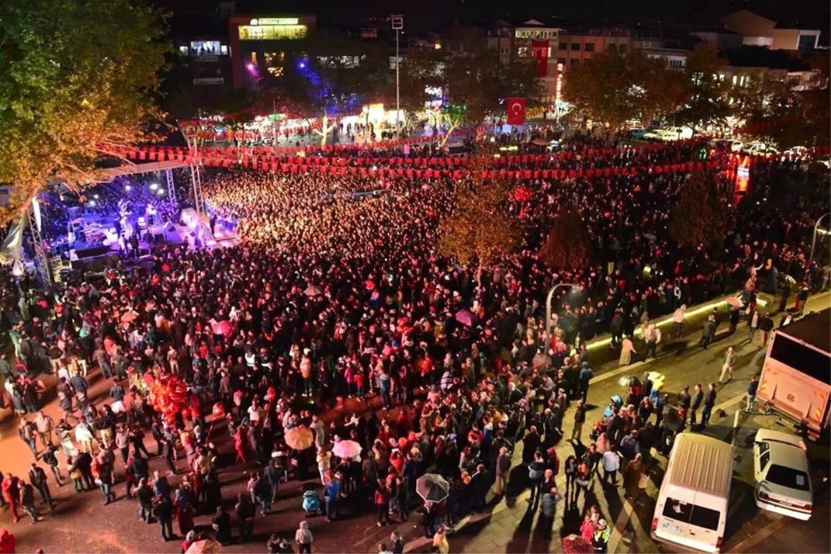 Buray, Cumhuriyet Bayramı Konserinde Sahne Aldı