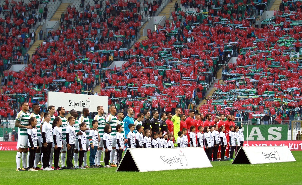 Bursa\'da Tribünler Kırmızı Beyaza Boyandı