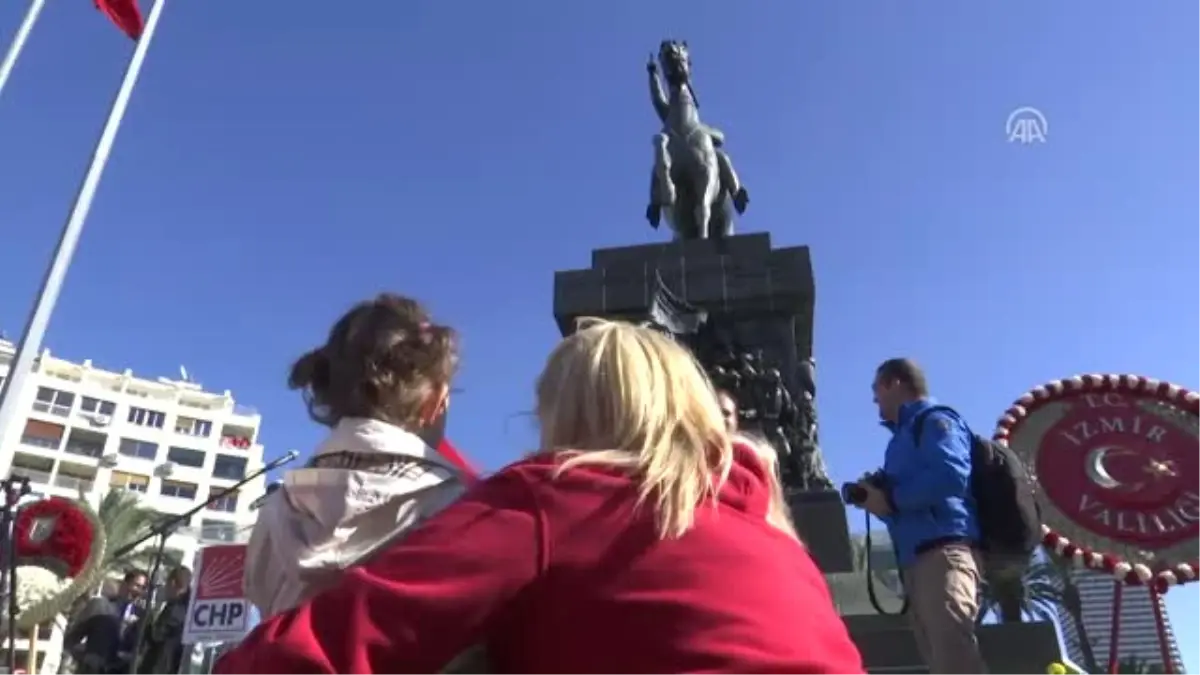 CHP İzmir İl Başkanlığı, Atatürk Anıtı\'na Çelenk Sundu