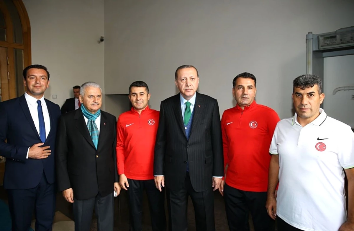 Cumhurbaşkanı Erdoğan ve Başbakan Yıldırım\'dan Taekwondo Milli Takımı\'na Moral Dopingi