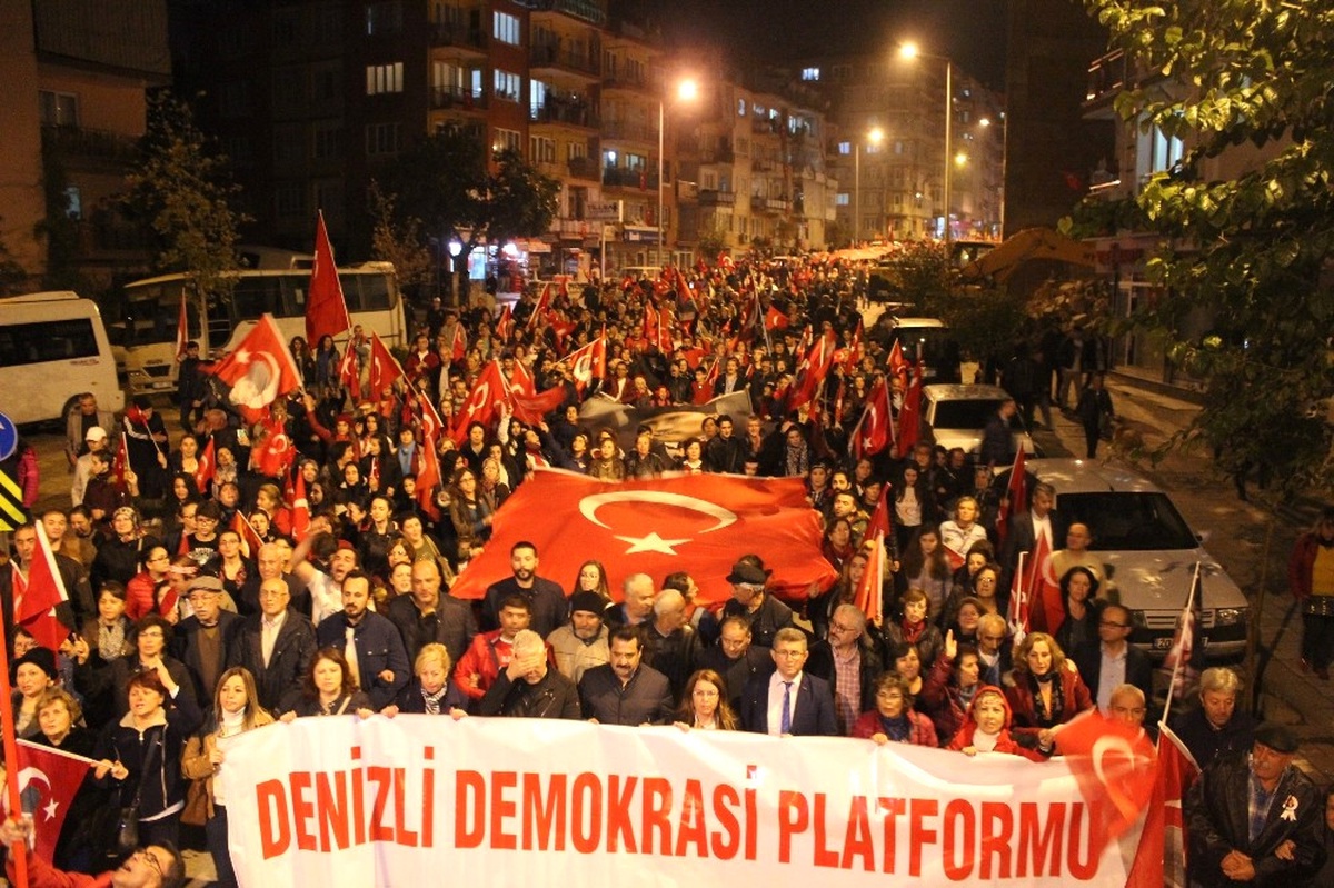 Cumhuriyet Yürüyüşünde 500 Metre Uzunluğunda Bayrak Açıldı