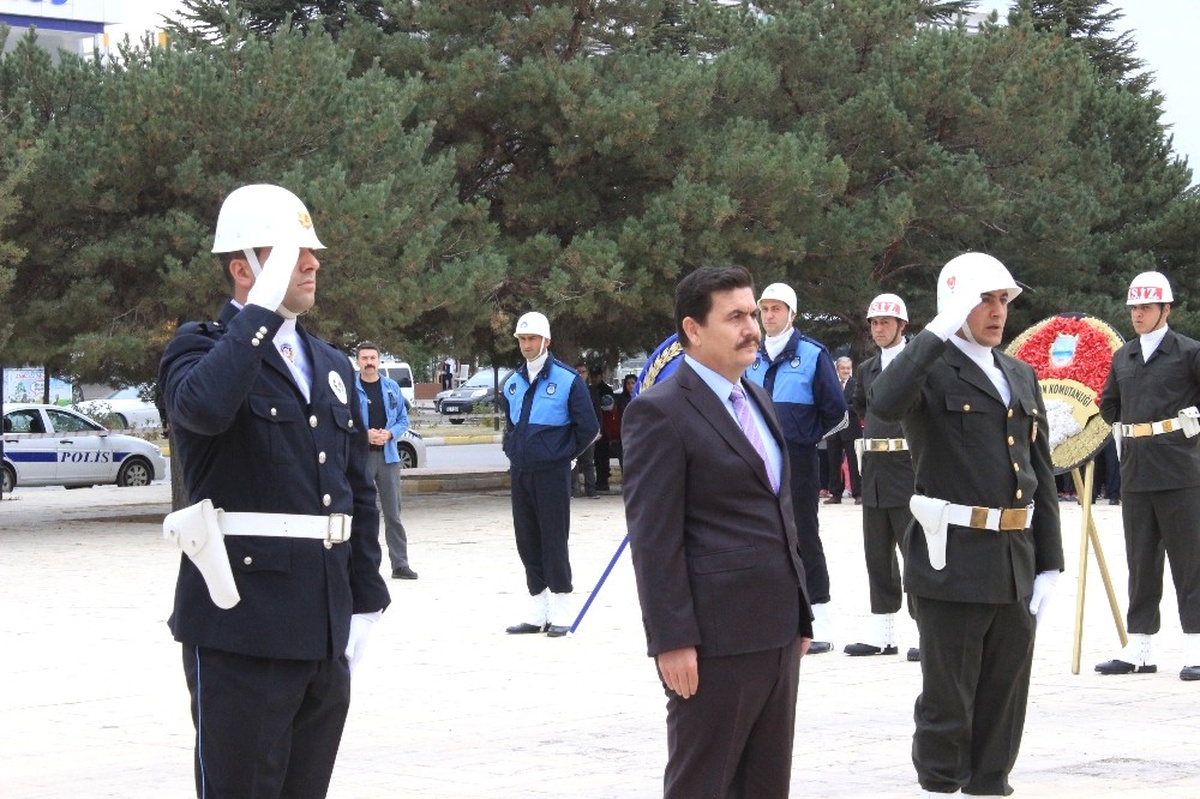 Cumhuriyetin 94\'üncü Kuruluş Yıldönümünde Erzincan da Ki Atatürk Anıtına Çelenk Sunuldu