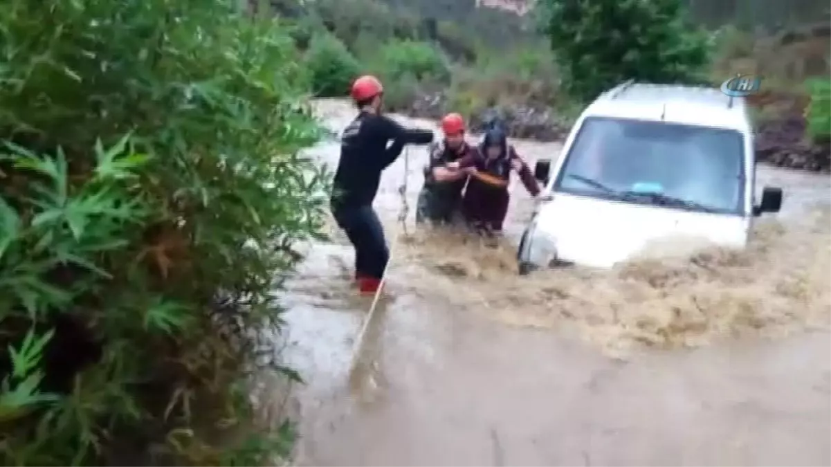 Dereye Düşen Araçtaki Kadını İtfaiye Kurtardı