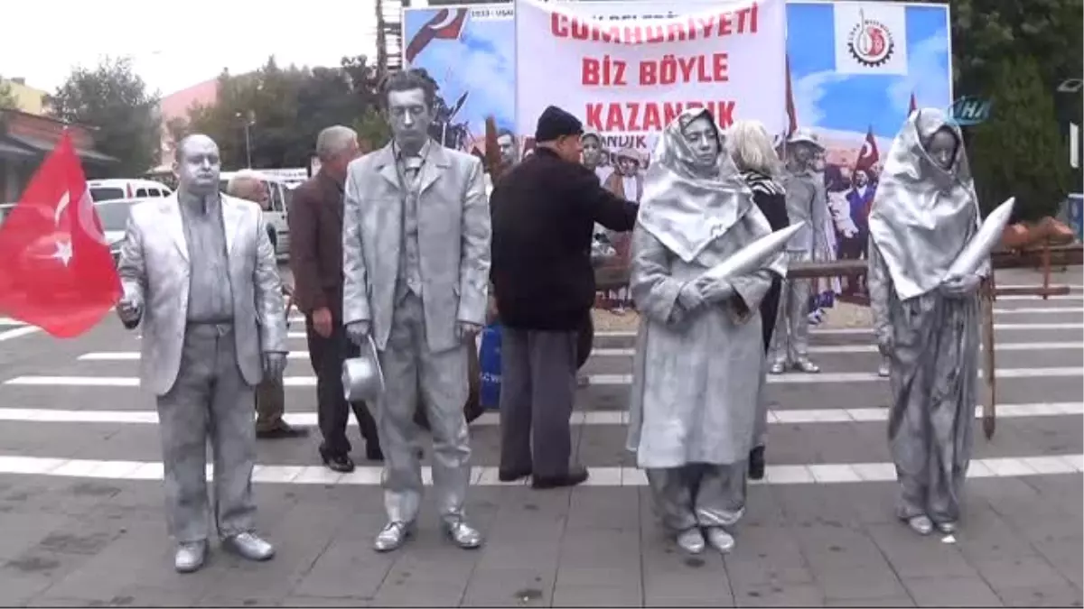 Efsane Fotoğraf Canlı Heykellerle Yeniden Hayat Buldu