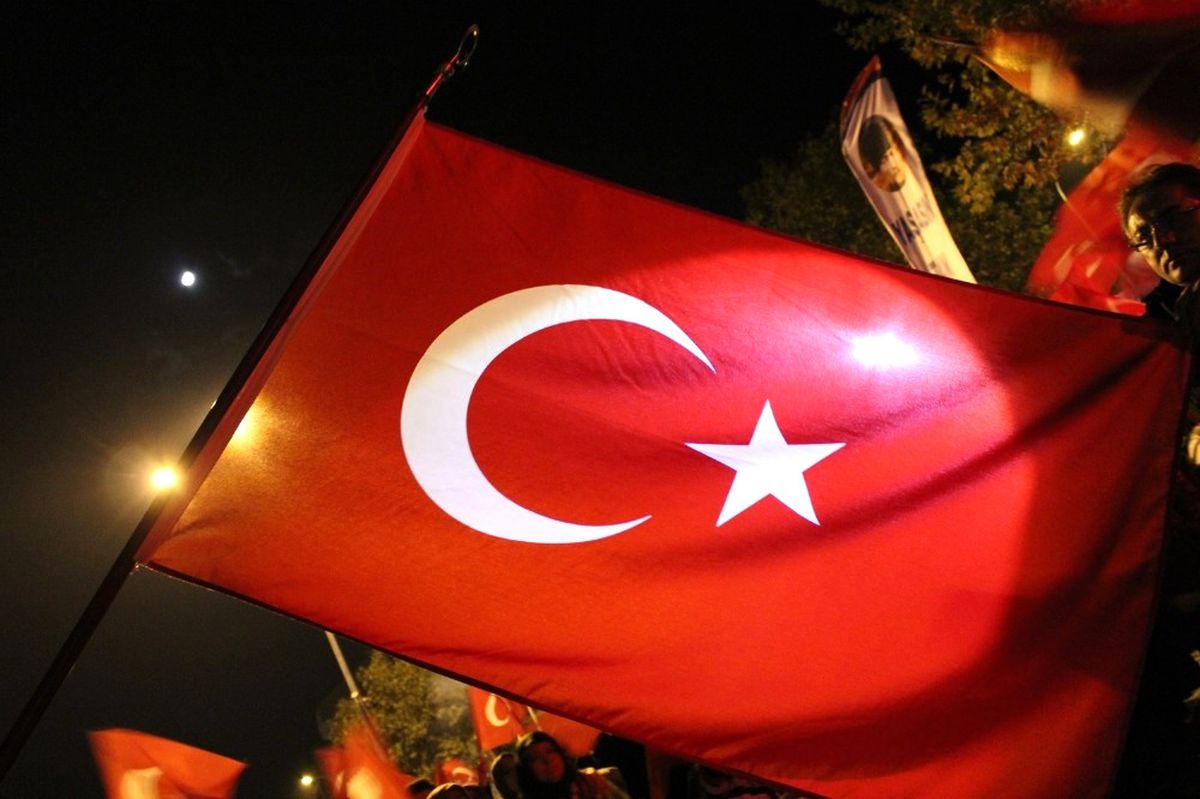 Ellerinde Bayrak ve Meşaleler ile Yürüdüler