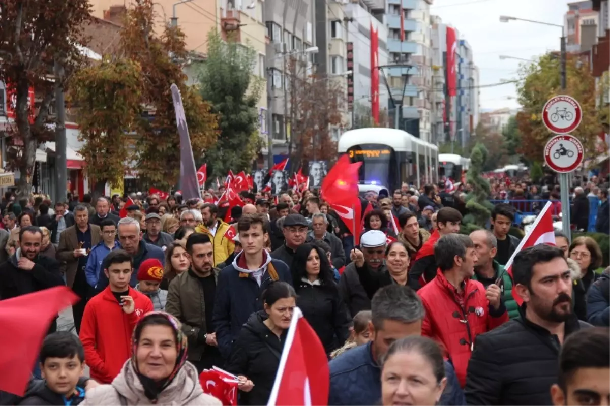 Eskişehir\'de Binlerce Kişi \'Cumhuriyet\' İçin Yürüdü
