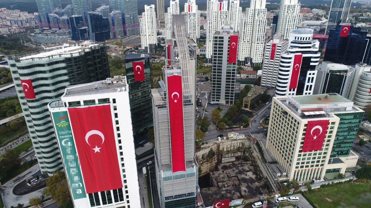 Gökdelenler Dev Türk Bayraklarıyla Donatıldı