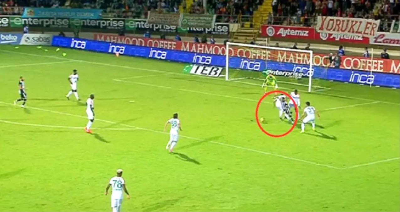 Hakem, Maçta Quaresma\'nın Pozisyonunu Devam Ettirince Beşiktaşlılar Çıldırdı