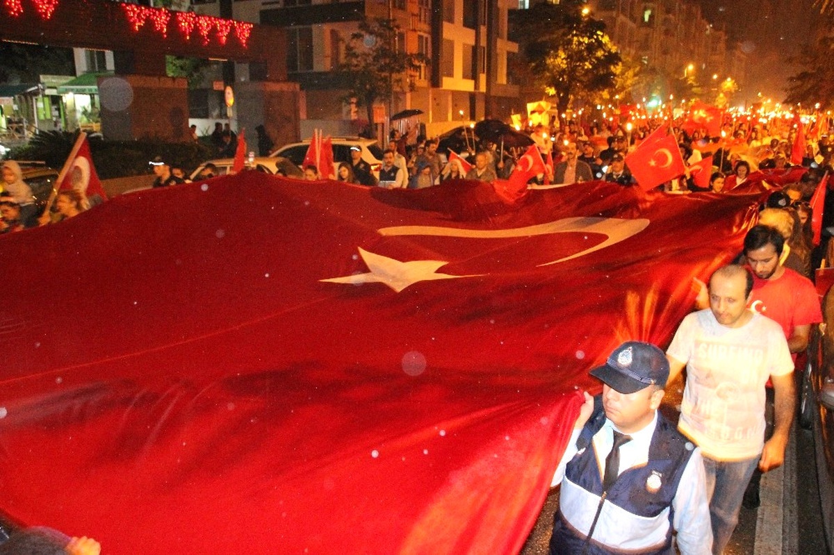 Hatay\'da Yağmur Altında Fener Alayı Yürüyüşü