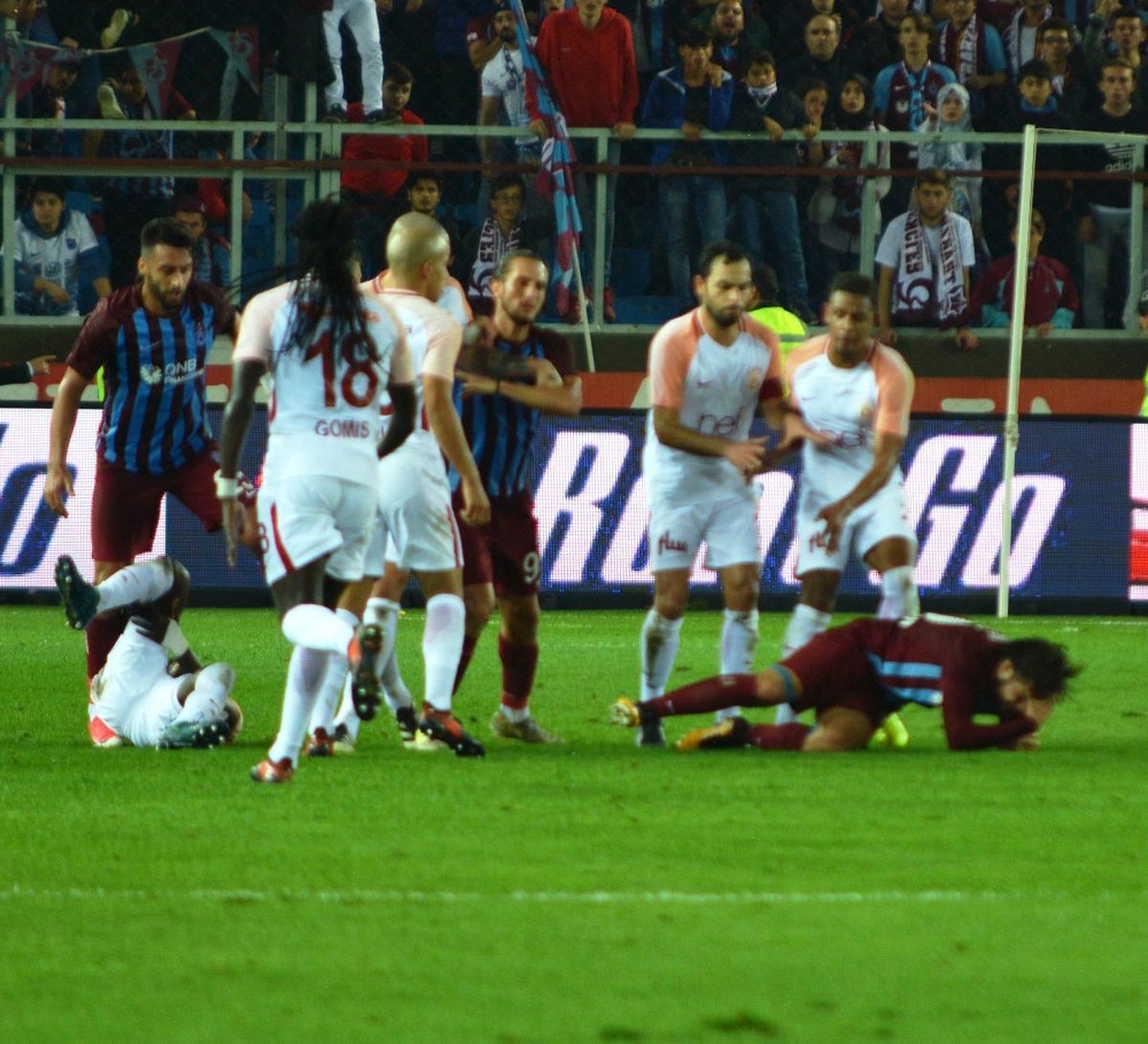 İlk Yarıda Gol Yok, 2 Kırmızı Var