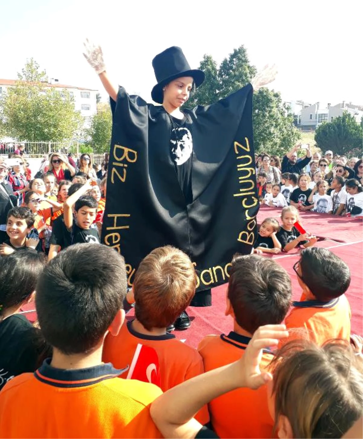 İlkokul Öğrencileri, Atatürk Kıyafetleriyle Podyuma Çıktı