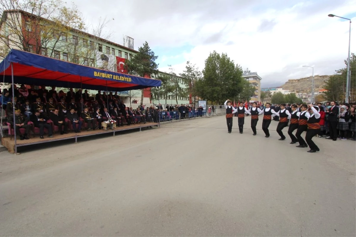 İspir\'de Protokol ve Güvenlik Güçleri Horon Oynayarak Cumhuriyet Bayramını Kutladı