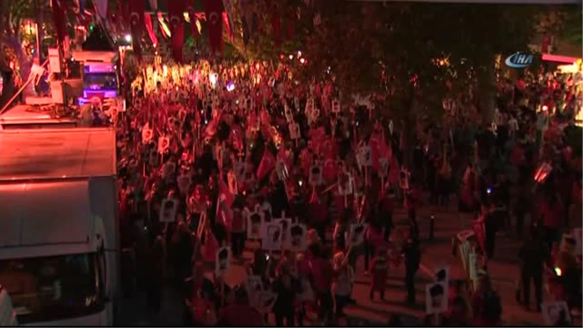 Kadıköy\'deki Cumhuriyet Yürüyüşüne Yoğun İlgi