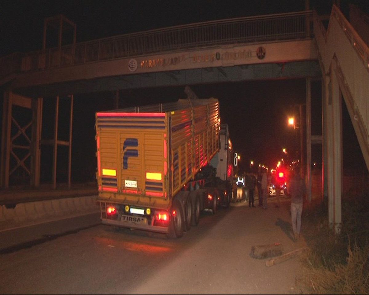 Kamyonun Açılan Dorsesi Üst Geçide Çarptı: 2 Yaralı