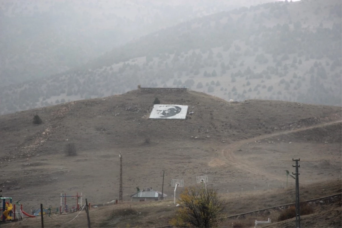 Köy Sakinleri Yamaçta Dev Atatürk Portresi Yaptı