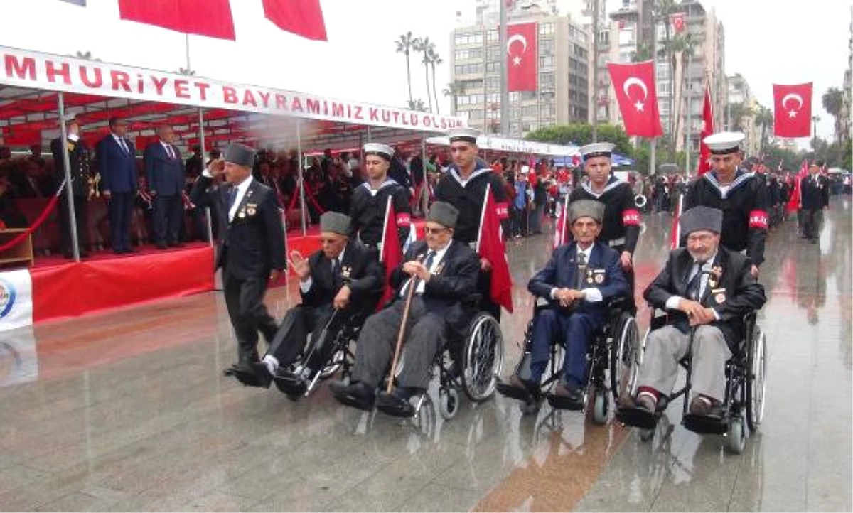 Mersin\'de Cumhuriyet Bayramı, Yağmur Altında Kutlandı