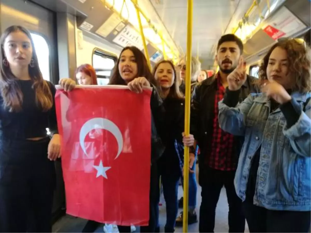 Metroda Karşılıklı Marş Okudular