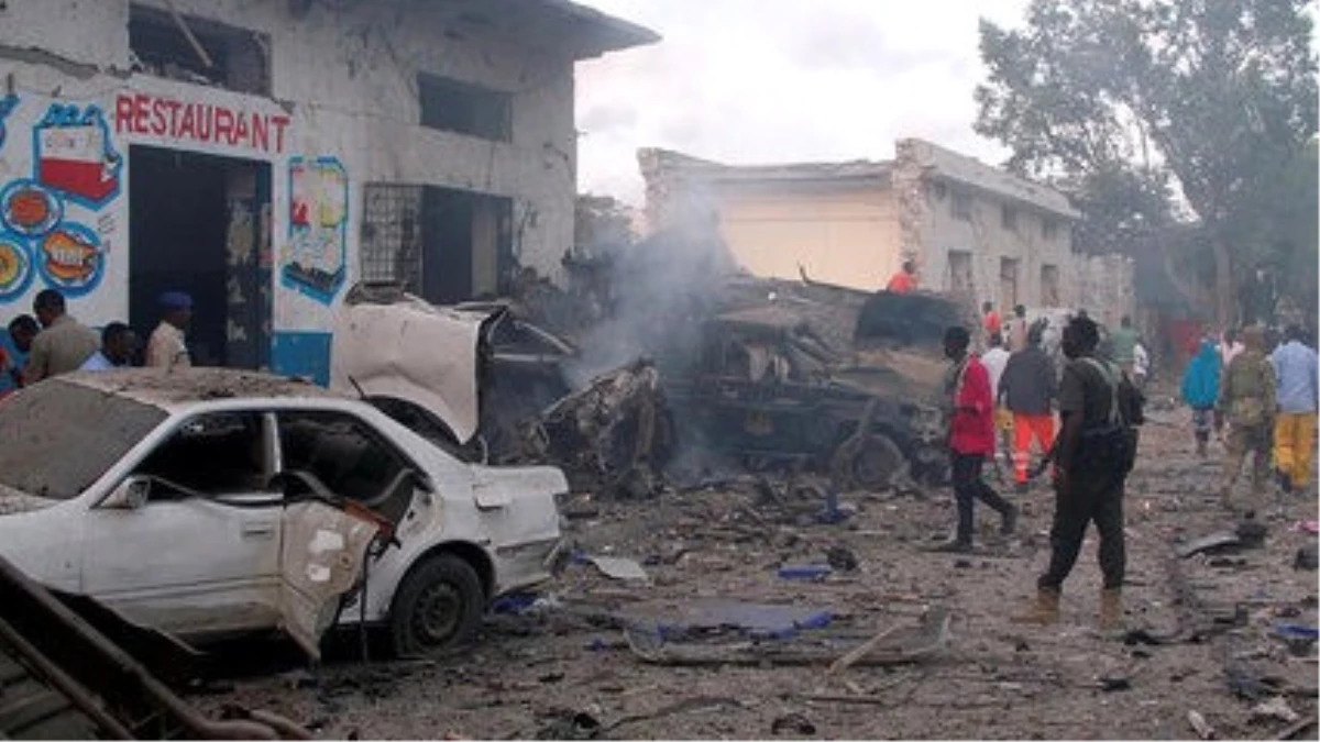 Mogadişu\'da Düzenlenen Kanlı Saldırılarda En Az 17 Kişi Hayatını Kaybetti