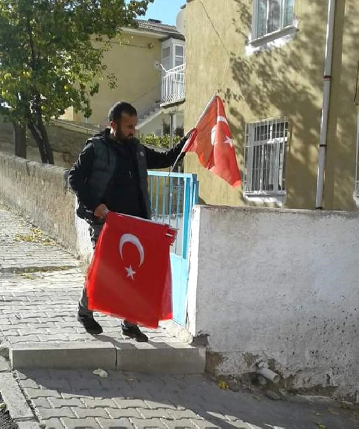 Muhtar, Mahalledeki Tüm Evlerin Kapısına Türk Bayrağı Astı