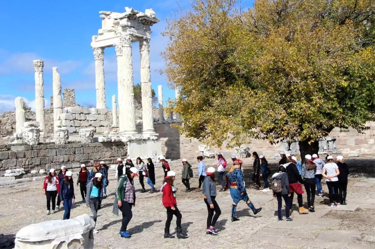 Öğrenciler, Bergama\'yı Gezdi