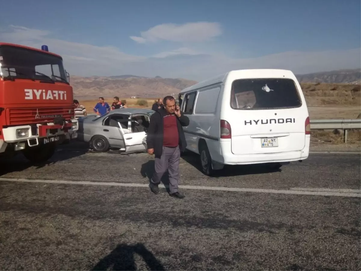 Otomobil ve Minibüs Kafa Kafaya Çarpıştı: 3 Yaralı