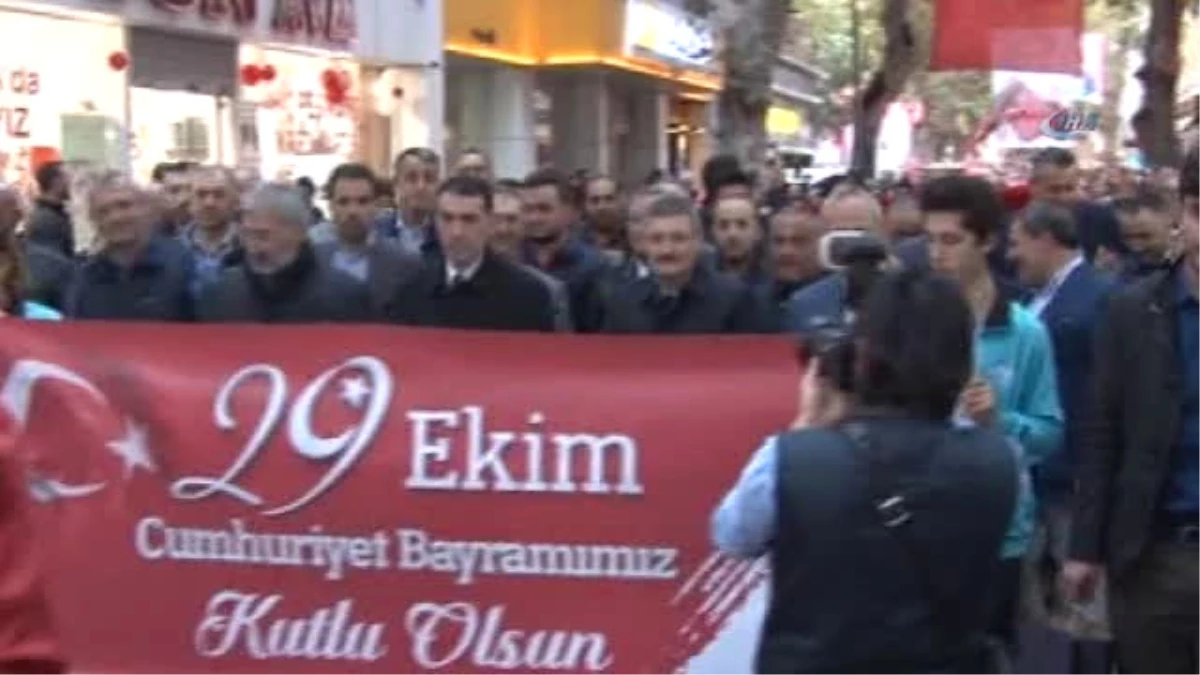 Pendik\'te 94 Metre Uzunluğundaki Türk Bayrağı ile Cumhuriyet Bayramı Kutlaması