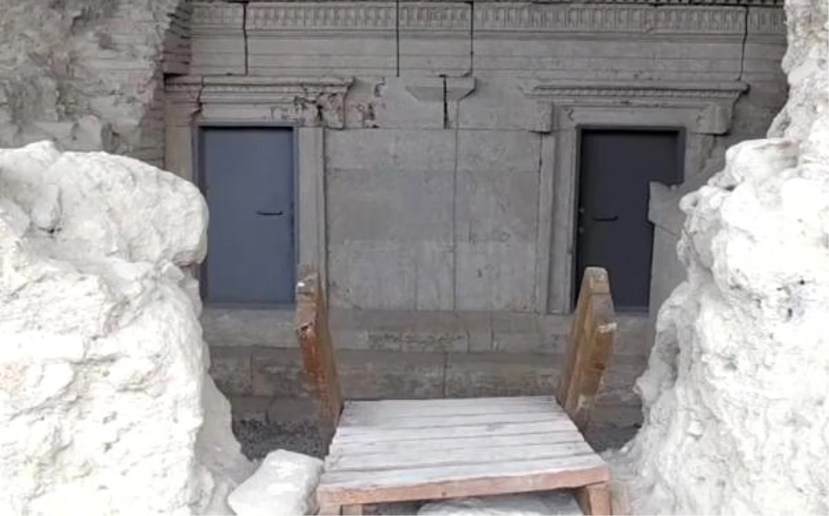 Perge\'deki 2 Bin Yıllık Anıt Mezarlara Demir Kapı