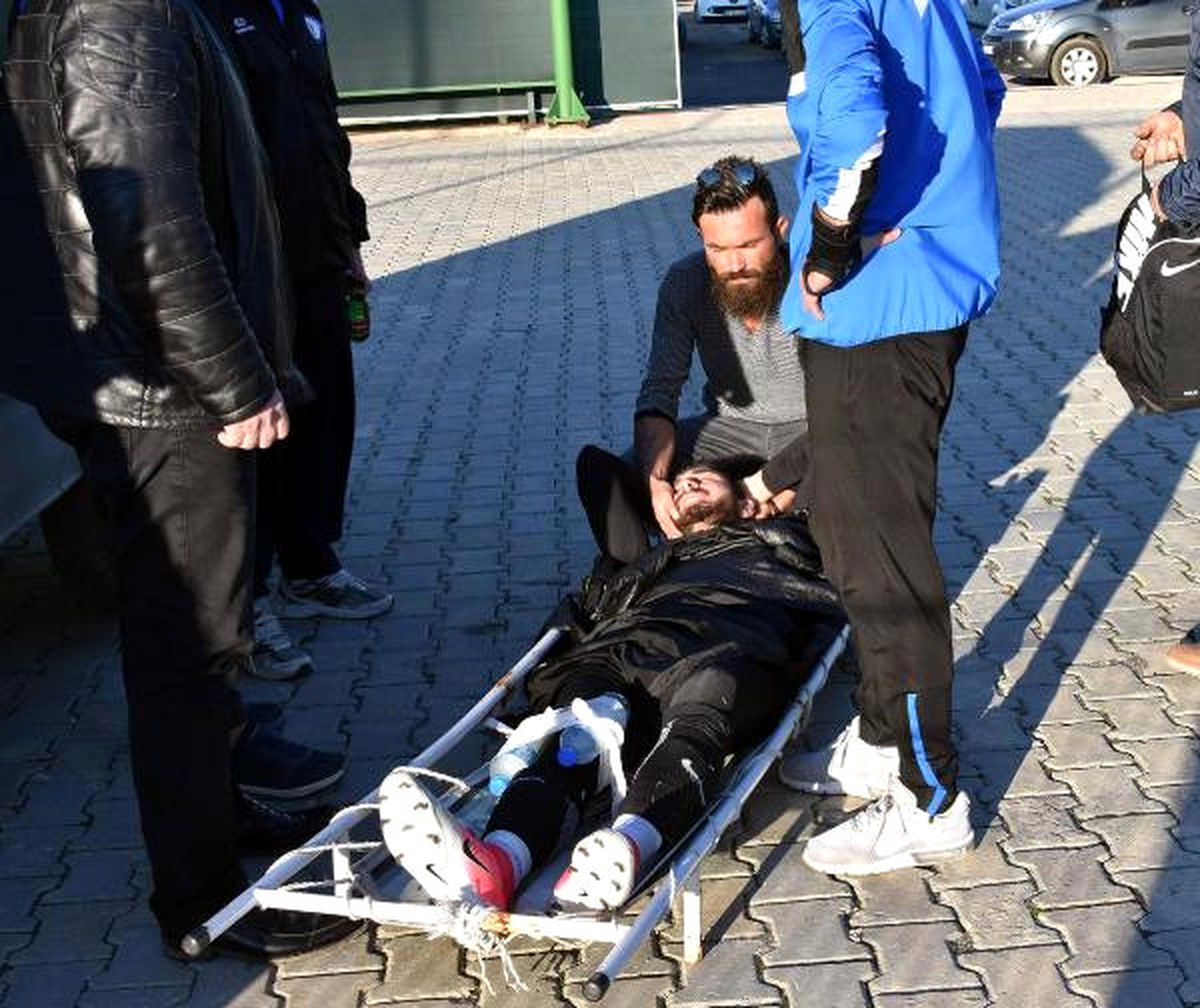 Sakatlanan Futbolcu Sedye Üzerinde Dakikalarca Ambulans Bekledi