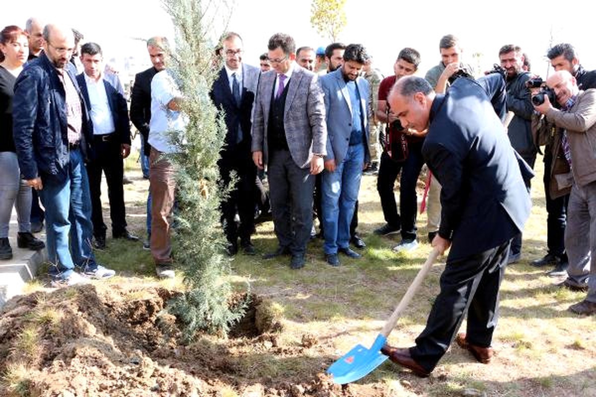 Şırnak\'ta Asker ve Vatandaşlar Birlikte Fidan Dikti