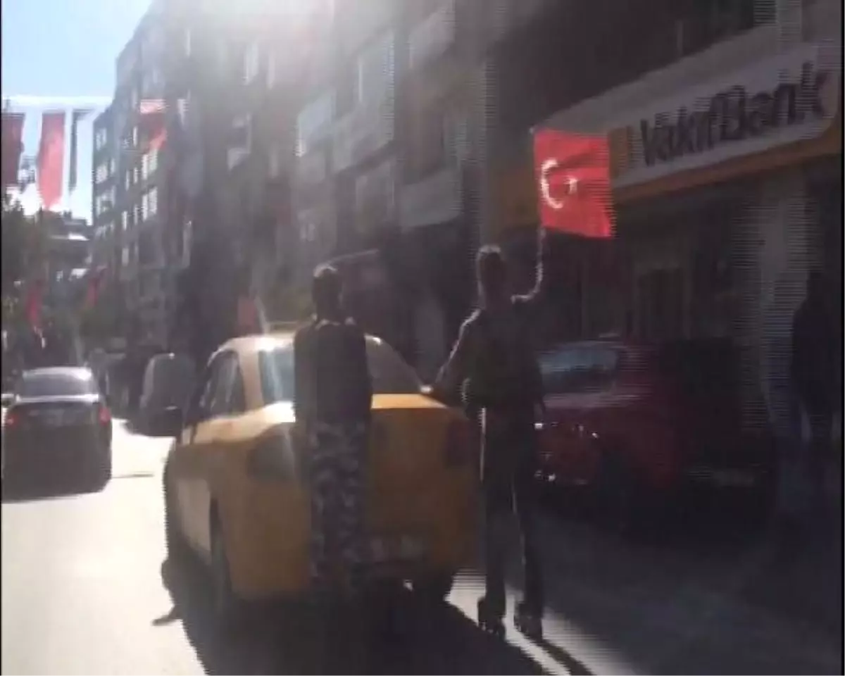 Şişli\'de Patenli Gençlerin Tehlikeli Yolculuğu