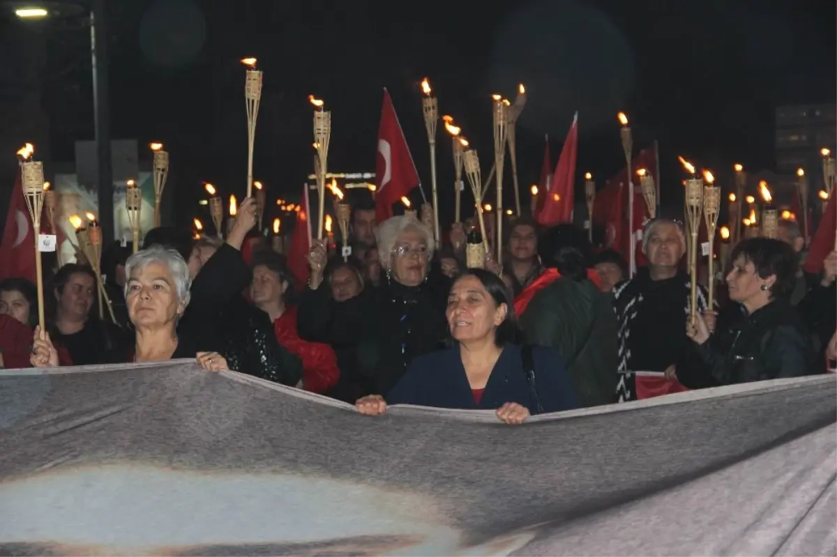 Sivas\'ta Sağanak Yağmur Altında Fener Alayı