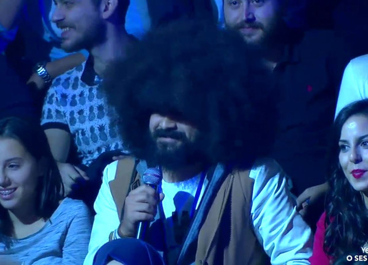 Stüdyodaki Seyirci Saçlarıyla İlgi Odağı Oldu!