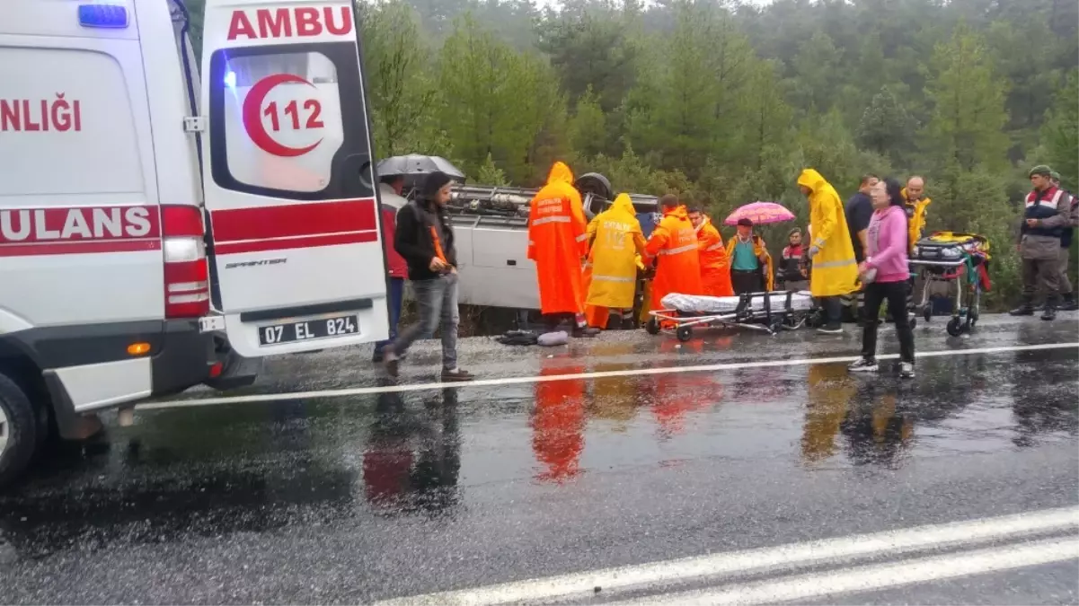 Tur Otobüsü Devrildi: 15 Yaralı