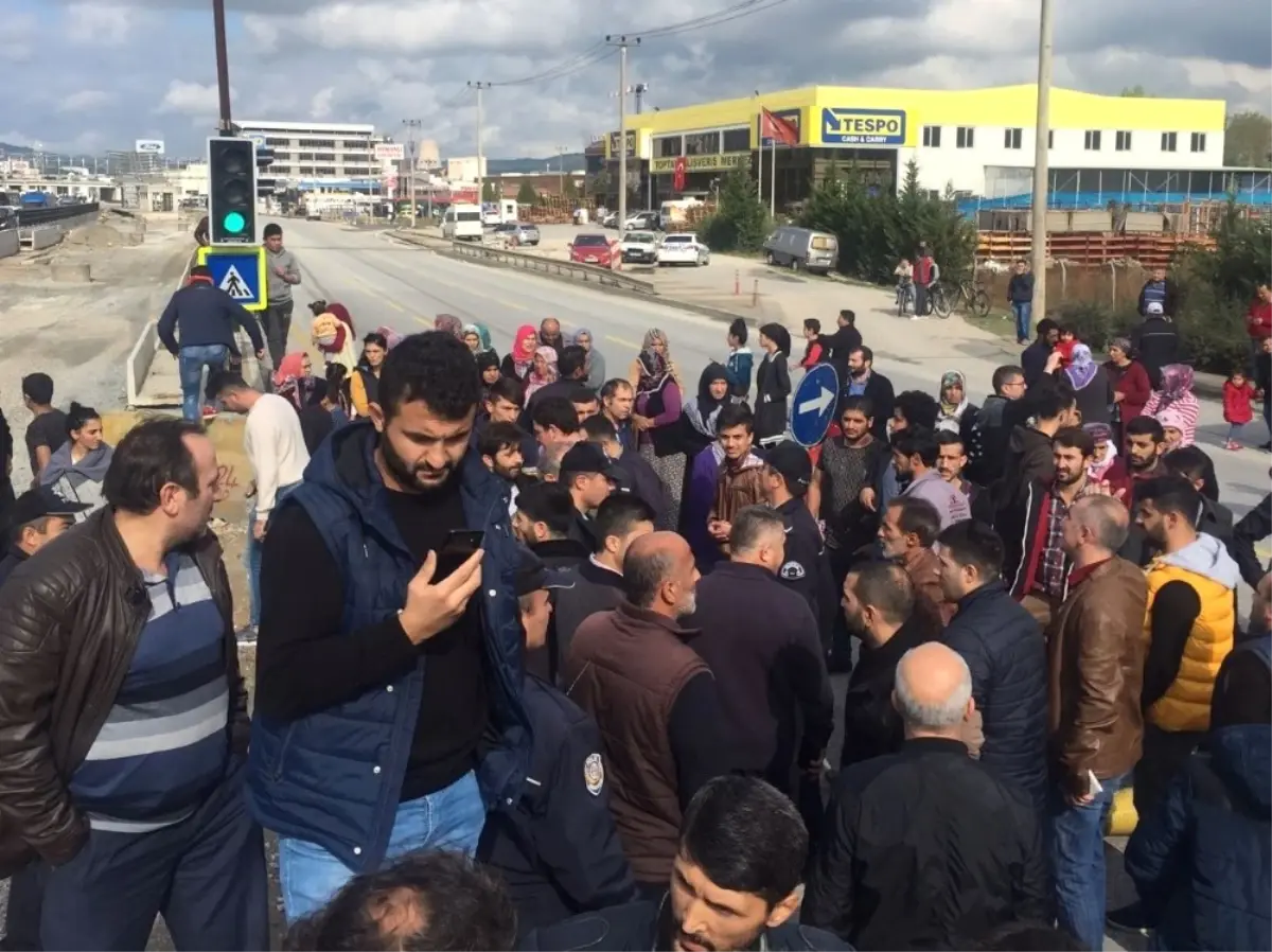 Üst Geçit İçin Yolu Kapatan Mahalleliye Polis Müdahalesi