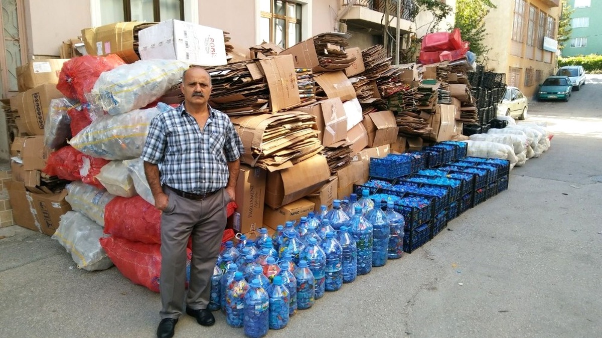 Yardım Kuruluşlarına Destek İçin Sokak Sokak Gezerek Karton Topluyor