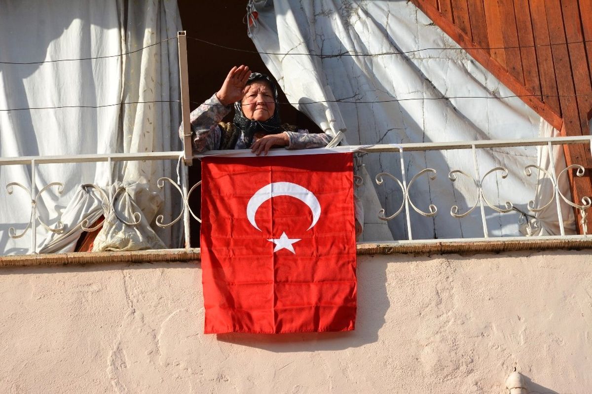 Yaşlı Kadının Bayrak Hassasiyeti