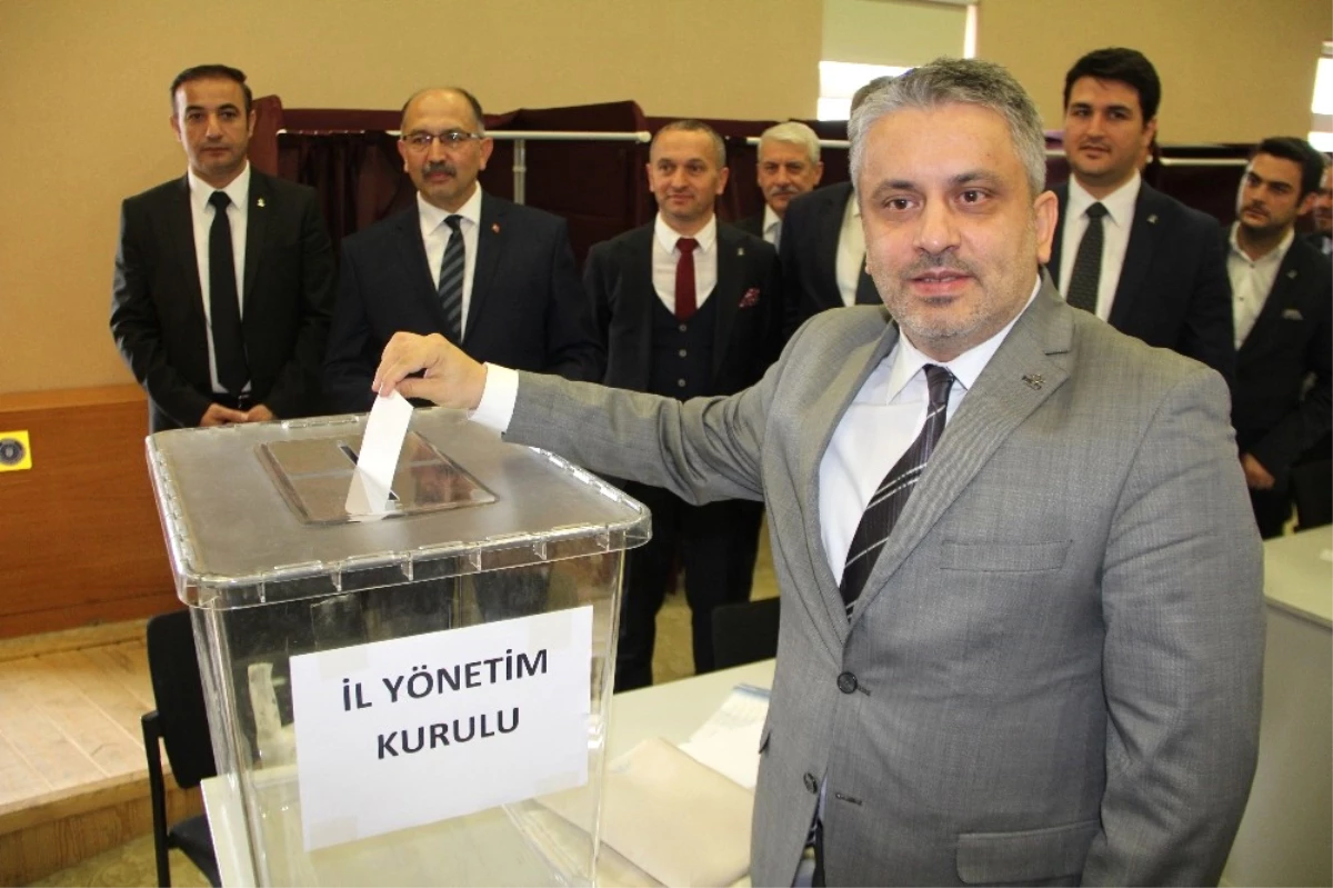 AK Parti Bursa\'da Belediye Başkanlığı İçin Temayül Yoklamasına Gitti