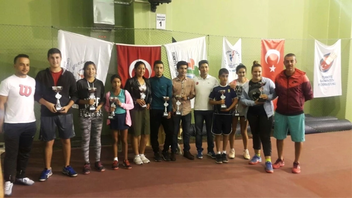 Akdenizli Tenisçiler Cumhuriyet Turnuvası\'ndan 5 Kupa ile Döndü