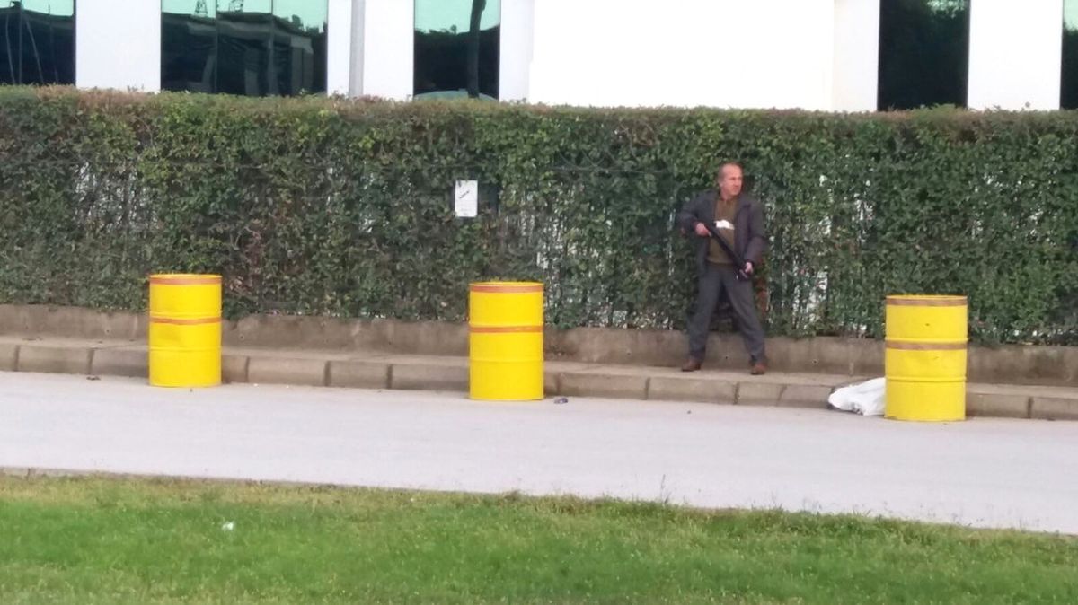 Atıldığı Fabrikanın Önünde Pompalı Tüfekle Eylem Yaptı